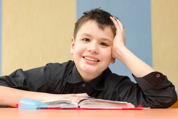 Szczęśliwy chłopiec robi lekcje — Zdjęcie stockowe