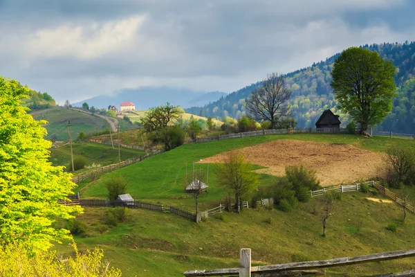 Primavera paisagem rural nas montanhas dos Cárpatos — Fotografia de Stock