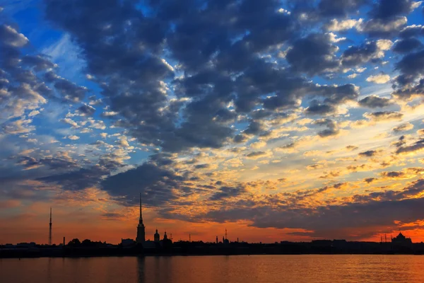 A beautiful sunrise over the Neva River, Saint-Petersburg, Russi — Stock Photo, Image