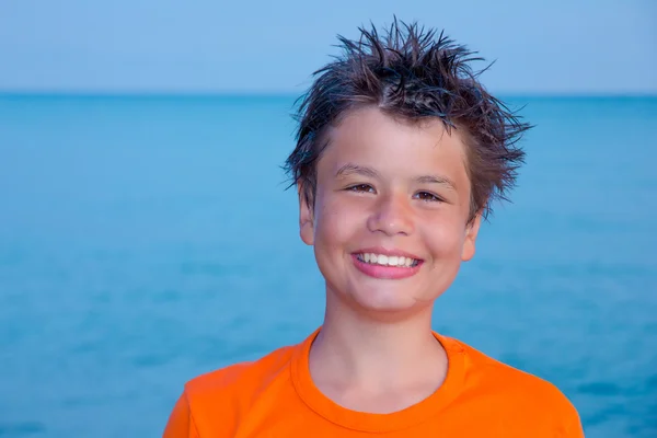 Счастливый смеющийся мальчик на морском пляже — стоковое фото