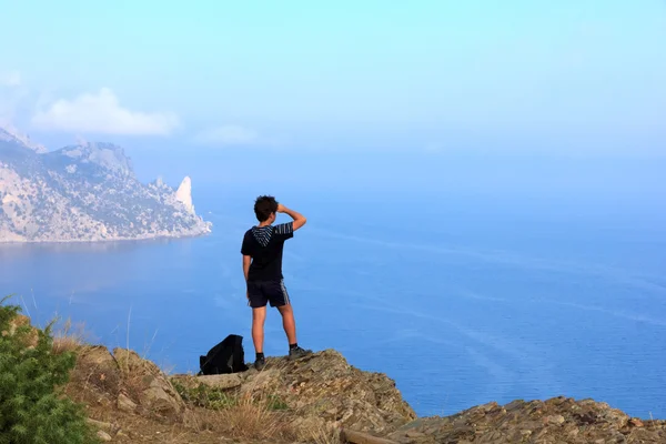 Jeune voyageur regarde le beau paysage marin de la montagne — Photo