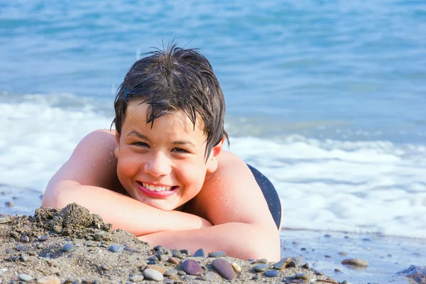 Gelukkig lachend jongen op het strand — Stockfoto