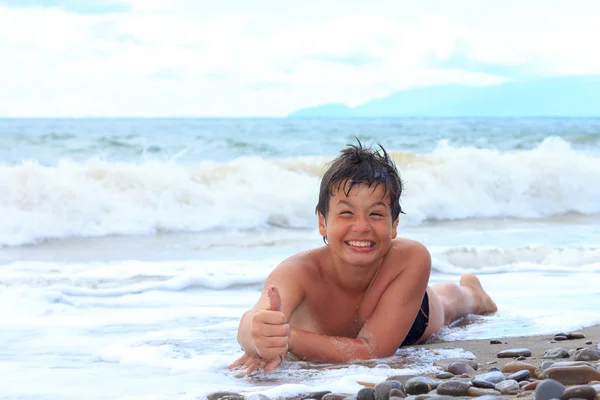 Lykkelig ung gutt på stranden. – stockfoto