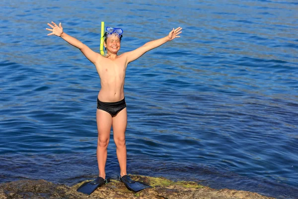 Jovem mergulhador feliz na praia do mar — Fotografia de Stock