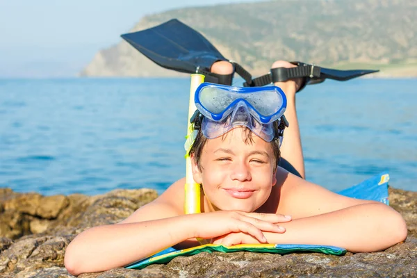 Glada unga dykare på havsstranden — Stockfoto