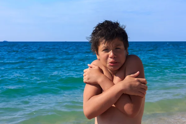 Jonge duiker jongen bevriest op het strand — Stockfoto