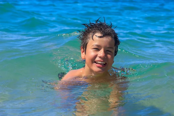 快乐年轻游泳在海中 — 图库照片