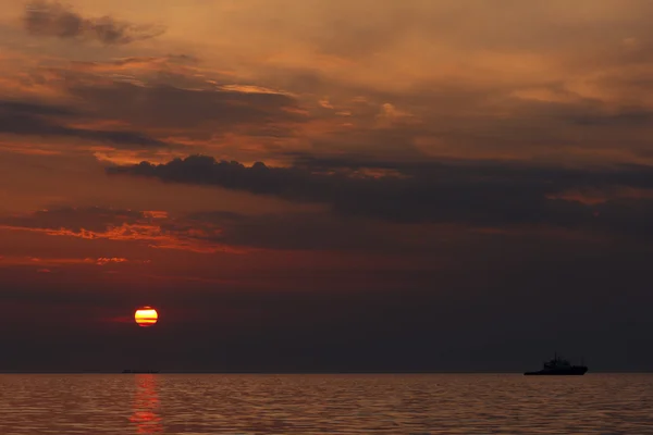 Puesta de sol sobre el mar — Foto de Stock