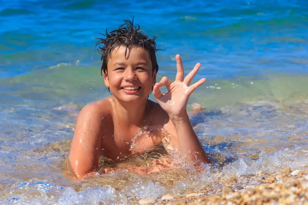 Glad ung pojke på havet stranden ok — Stockfoto