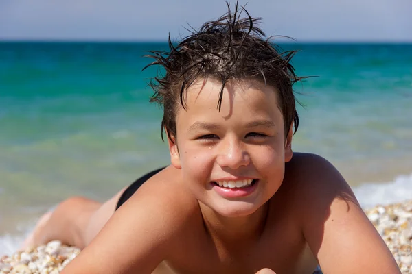 Glücklicher junger Taucher am Strand des Meeres — Stockfoto