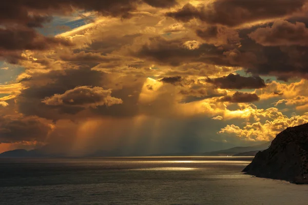 Stormen över havet i solnedgången — Stockfoto
