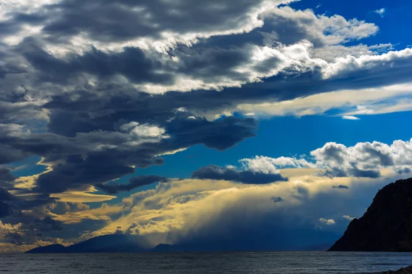 Stormen över havet i solnedgången — Stockfoto