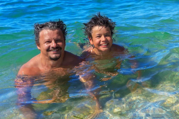 Felices nadadores papá e hijo en el mar —  Fotos de Stock