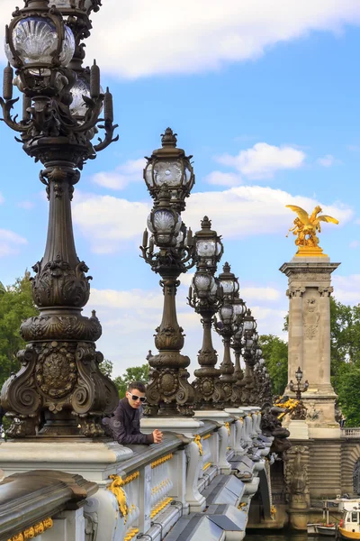 Un joven en París en el puente de Alejandro III, Francia —  Fotos de Stock