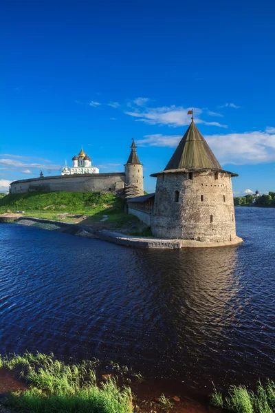 Torre del Cremlino di Pskov di sera — Foto Stock