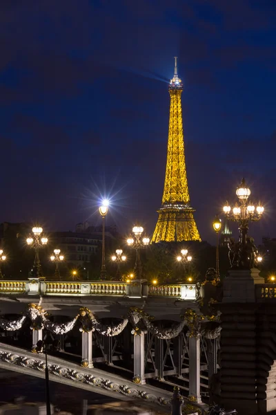 Eiffelturm und pont alexandre iii bei nächtlicher beleuchtung — Stockfoto