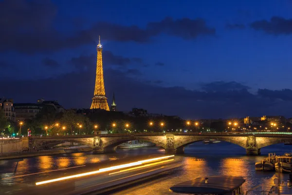 De toren van Eiffel en de pont alexandre iii in nacht verlichting — Stockfoto