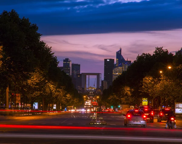 Єлисейських полів і grande arche Ла Дефанс на ніч, Париж, — стокове фото