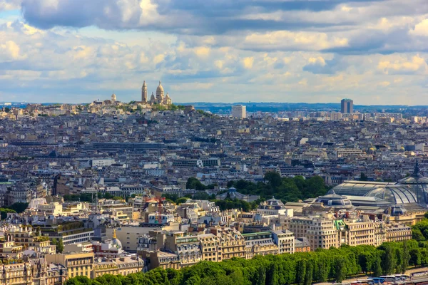 Uitzicht over Parijs, de heuvel montmartre en de Sacré coeur basiliek — Stockfoto
