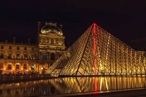 Louvre Múzeumba (Musée du louvre) és a piramis a paris, Franciaország — Stock Fotó