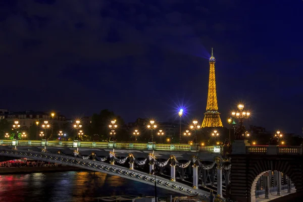 De toren van Eiffel en de pont alexandre iii in nacht verlichting in Parijs, Frankrijk — Stockfoto