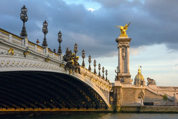 Pont alexandre iii på twilight i paris, Frankrike — Stockfoto