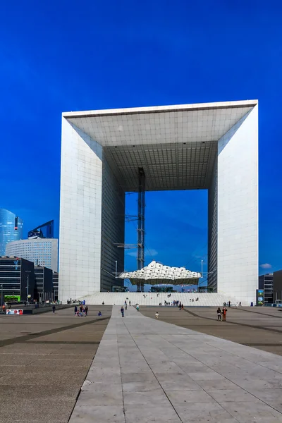 Großer bogen im geschäftsviertel la defense, paris, franz. — Stockfoto