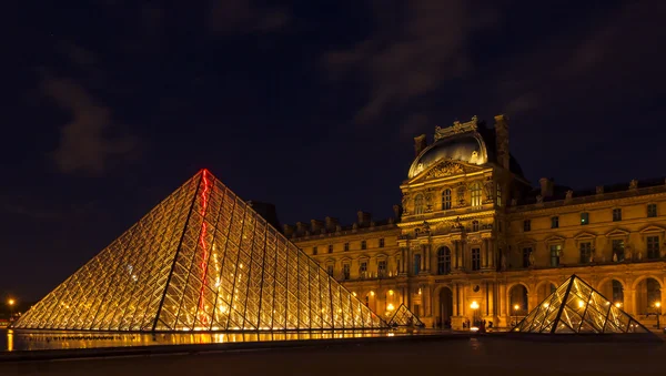 Louvre Museum and the Pyramid in Paris, France, at night — Stock Photo, Image