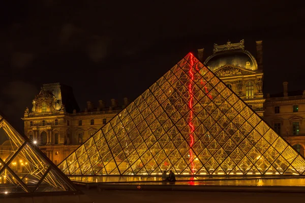 Louvre Múzeum és a piramis-Párizs, Franciaország-a(z) este illumi — Stock Fotó