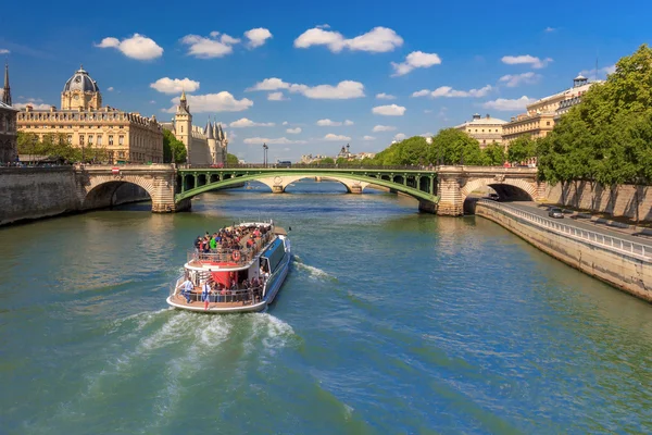 Rio Sena e a Conciergerie em Paris, França — Fotografia de Stock