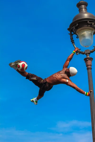Football Freestyle Iya Traore haciendo malabares con una pelota de fútbol frente a —  Fotos de Stock