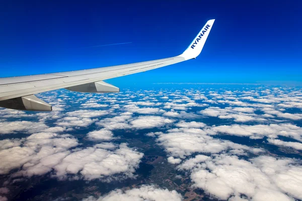Nubi, cielo e terra visti attraverso la finestra di un aereo — Foto Stock