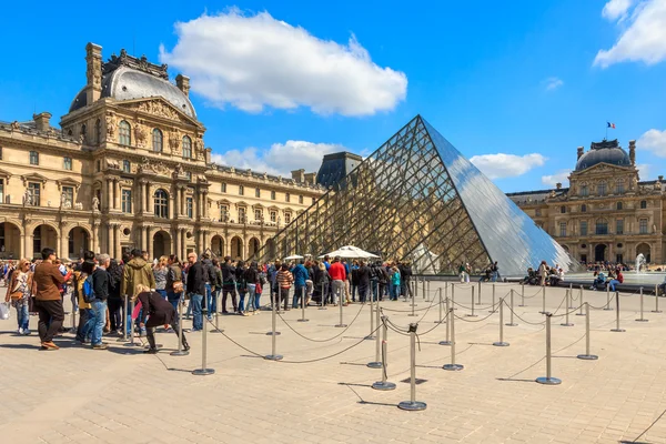 Louvre Museum and the Pyramid in Paris, France — Stock Photo, Image