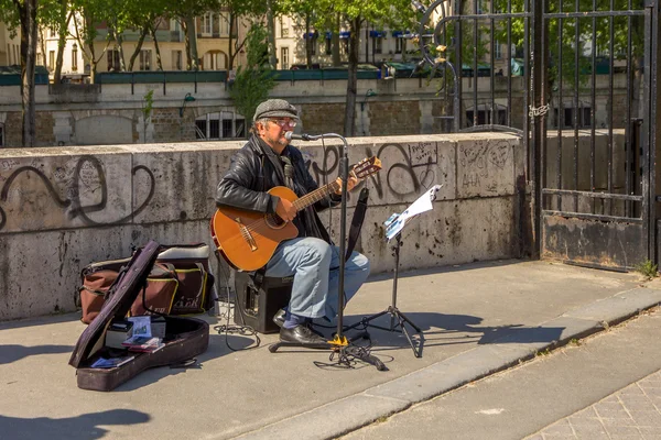 Busker canta chanson francés en París —  Fotos de Stock