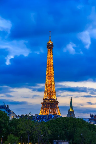 Paris - 9 maj: Eiffeltornet på natten belysning. — Stockfoto