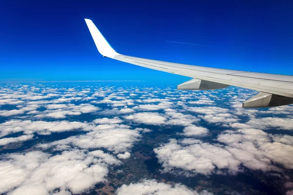 Guardando attraverso velivoli di finestra durante volo in ala . — Foto Stock
