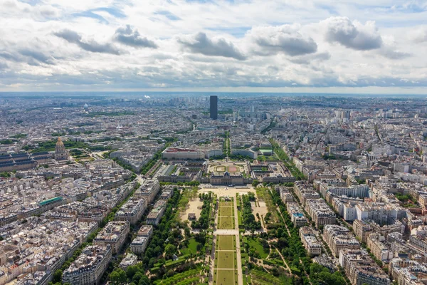 Вид на Париж, Марсово поле с Эйфелевой башни — стоковое фото