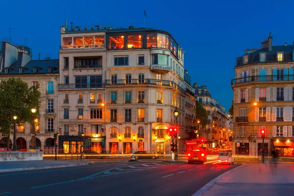 Parijse restaurant zilver toren in nacht. — Stockfoto