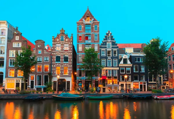 Vista notturna sulla città di Amsterdam canali e case tipiche, Olanda , — Foto Stock