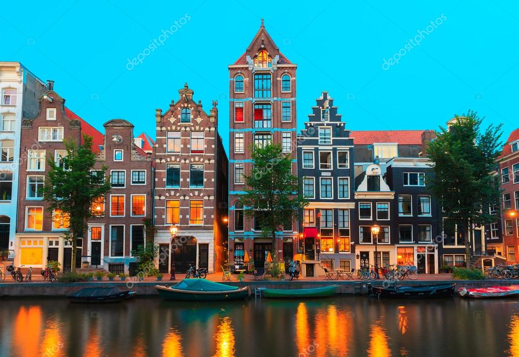 Night city view of Amsterdam canals and typical houses, Holland, Stock ...