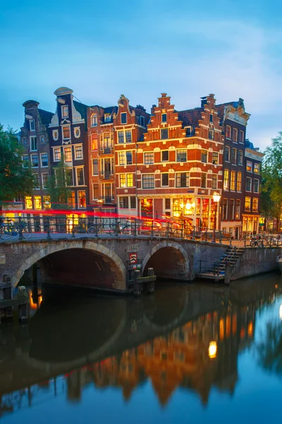 Night city view of Amsterdam canal and bridge — Stock Photo, Image