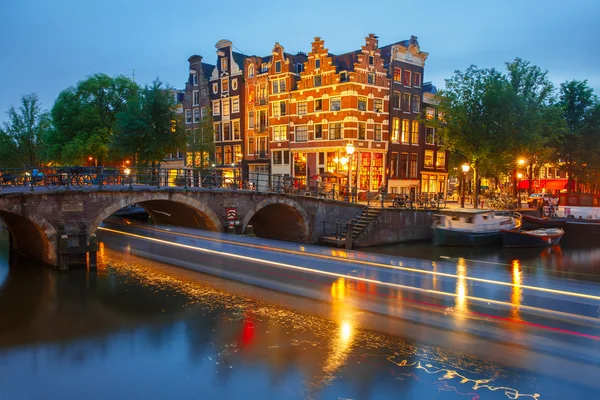 Éjszakai város látképe Amszterdam-csatorna és a híd — Stock Fotó