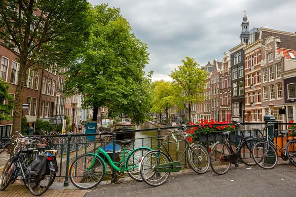 Vista sulla città di Amsterdam canali e case tipiche, Olanda, Nethe — Foto Stock