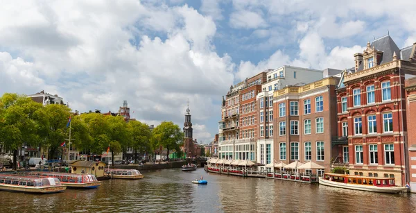 Vista de la ciudad de Amsterdam canales y casas típicas, Holanda, Nethe —  Fotos de Stock