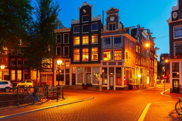 Night city view of Amsterdam houses — стокове фото