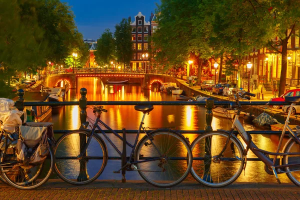 Iluminação noturna de Amsterdam canal e ponte — Fotografia de Stock