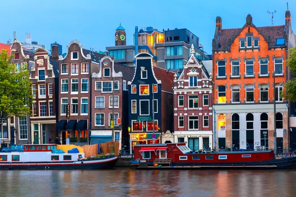 Gece şehir manzaralı Hollanda evleri ile amsterdam kanalının — Stok fotoğraf