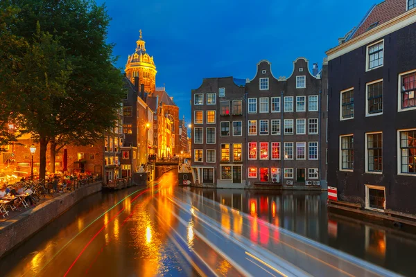 Νύχτα θέα στην πόλη του Άμστερνταμ κανάλι, εκκλησία και τη γέφυρα — Φωτογραφία Αρχείου