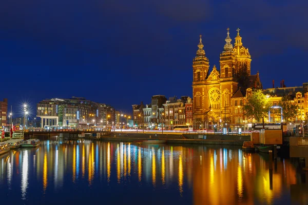Ночной вид на Амстердамский канал и базилику Святого Николая — стоковое фото