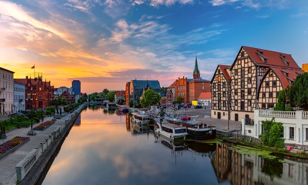 Старый город и река Брда на восходе солнца в Быдгоще, Польша — стоковое фото